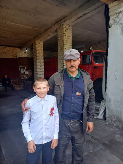 Вручение памятных значков.