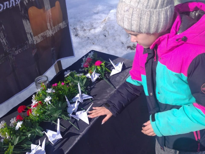 Возложение цветов в память о жертвах теракта.